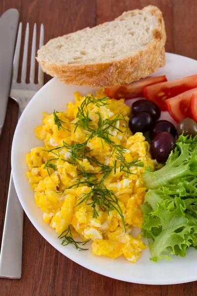 Egg with salad on the white plate — Stockfoto