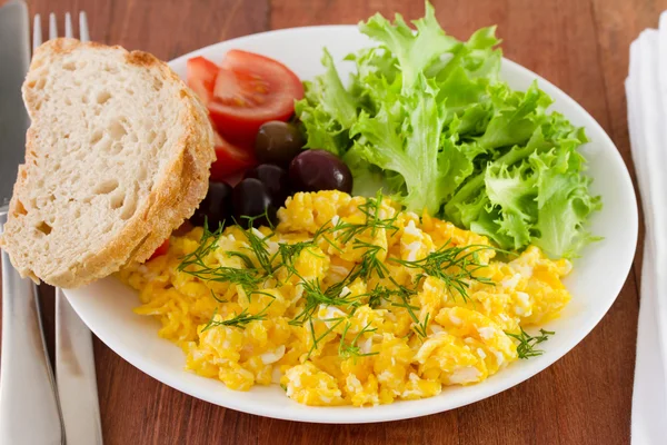 Egg with salad on the white plate — Stockfoto