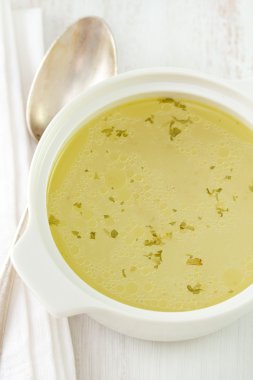 bir kapta tavuk suyu