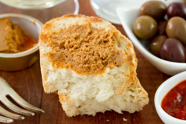 Bröd med fisk pate — Stockfoto