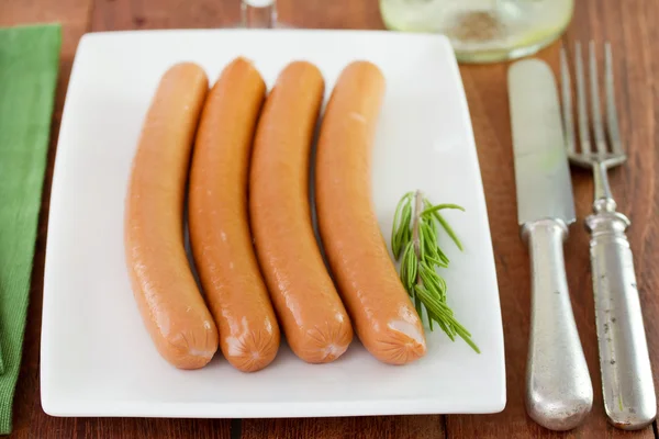 Würstchen auf weißem Teller — Stockfoto