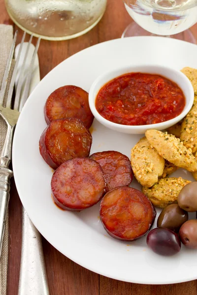 Chorizo, fehér lemez — Stock Fotó