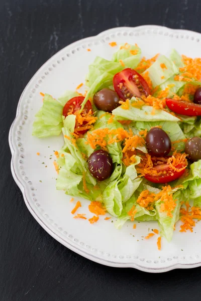 Sallad på tallriken — Stockfoto