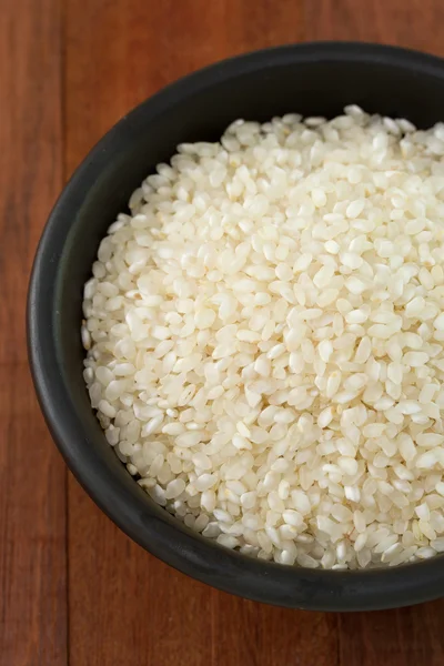 Arroz seco en tazón negro —  Fotos de Stock