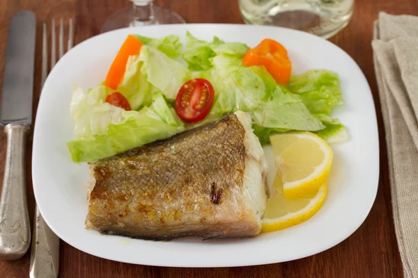 생선에 신선 한 샐러드를 얹은 모습 — 스톡 사진
