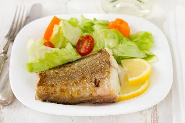 Ryby ze świeżą sałatką na talerzu — Zdjęcie stockowe