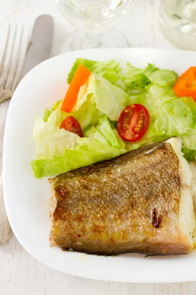 Pesce con insalata fresca sul piatto — Foto Stock