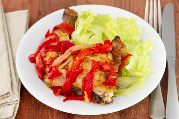 Жареная курица с перцем и салатом — стоковое фото