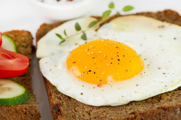 Stekt ägg med bröd på vit platta — Stockfoto