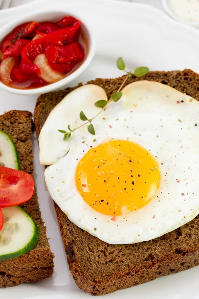 Stekt ägg med bröd på vit platta — Stockfoto
