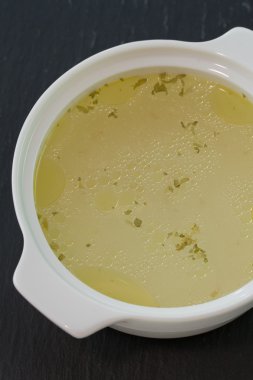 Beyaz bir kase tavuk çorbası