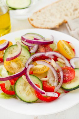 plaka üzerinde fındık salata
