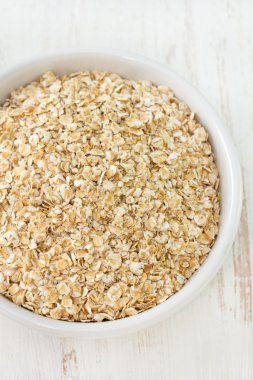 Beyaz küçük kase yulaf ezmesi