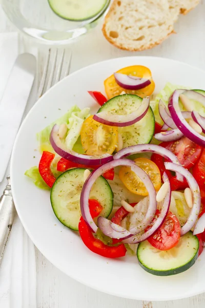 Salad dengan kacang di piring — Stok Foto