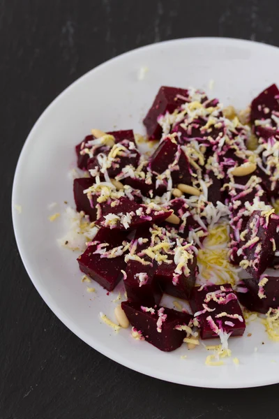 Ensalada con remolacha, nueces y huevo en plato blanco —  Fotos de Stock