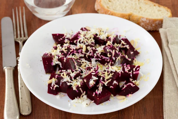 Ensalada con remolacha, nueces y huevo en plato blanco —  Fotos de Stock