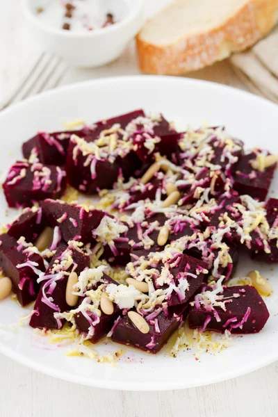 Ensalada con remolacha, nueces y huevo en plato blanco —  Fotos de Stock