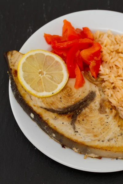 Gebratener Fisch mit gekochtem Reis auf dem Teller — Stockfoto