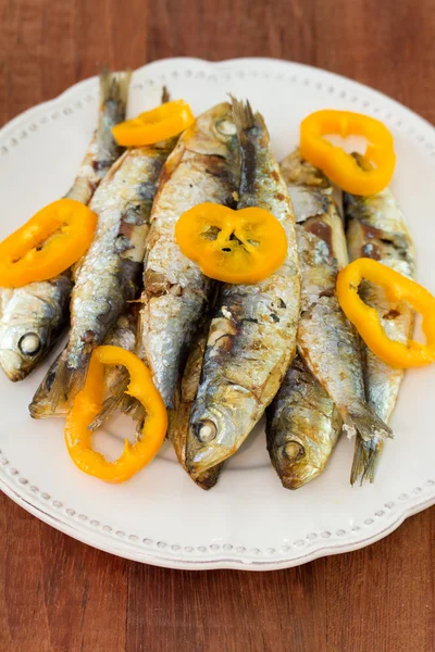 Sardinhas com pimenta no prato branco — Fotografia de Stock
