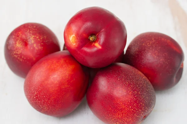 Nectarines in schotel — Stockfoto