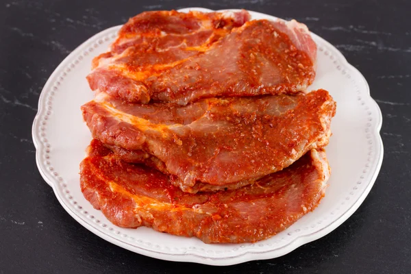 Čerstvé maso s omáčkou na desce — Stock fotografie