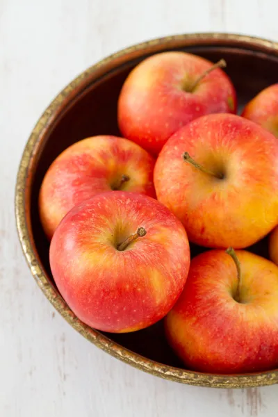 Manzanas en tazón —  Fotos de Stock