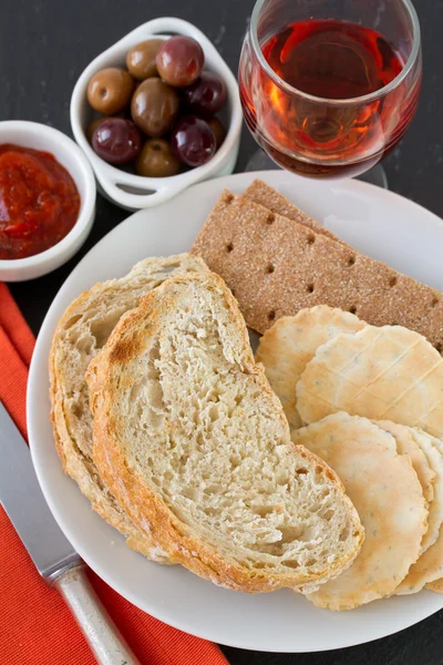 Pane con pane tostato sul piatto — Foto Stock