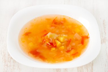 Çorba beyaz tabakta.
