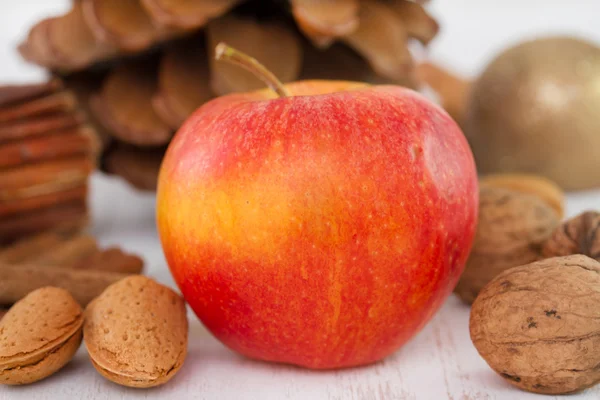 Apfel mit Nüssen — Stockfoto