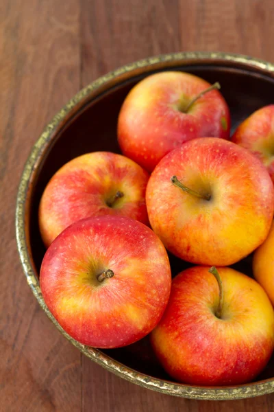 Manzanas en plato sobre mesa —  Fotos de Stock