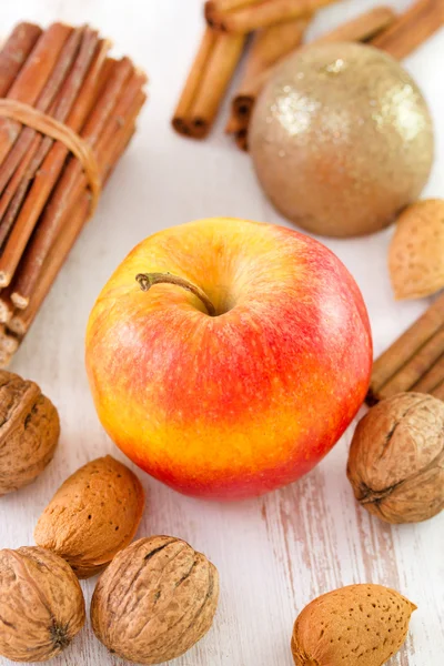 Apfel mit Mandeln und Walnüssen — Stockfoto