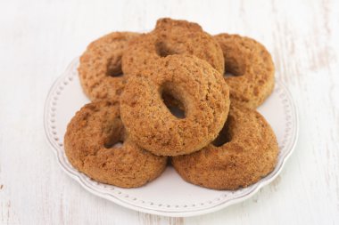 tarçınlı kurabiye plaka üzerinde