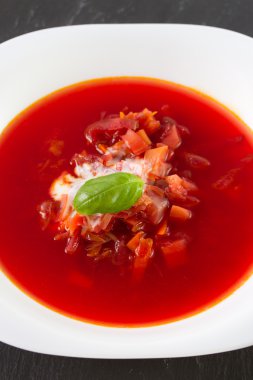 Beyaz tabakta pancar çorbası.