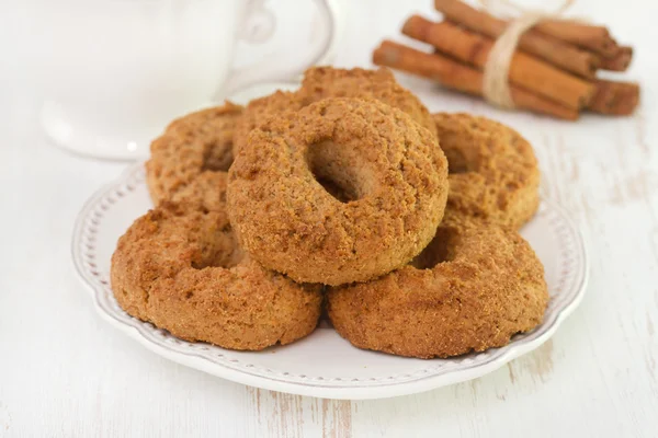 Biscuits à la cannelle sur assiette — Photo