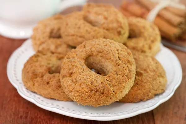 Biscuits à la cannelle sur assiette — Photo