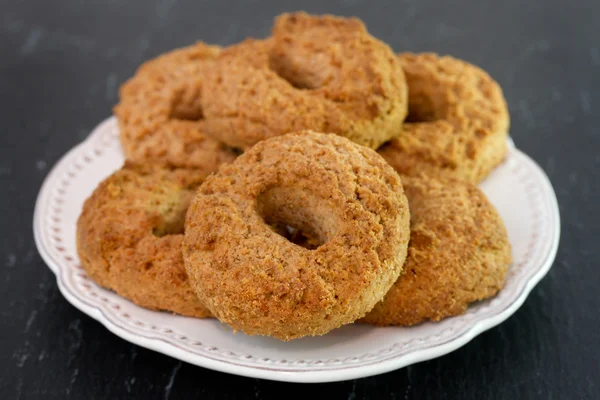 Biscuits à la cannelle sur assiette — Photo