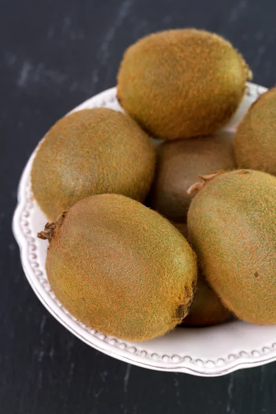 Kiwi in white dish — Stock Photo, Image