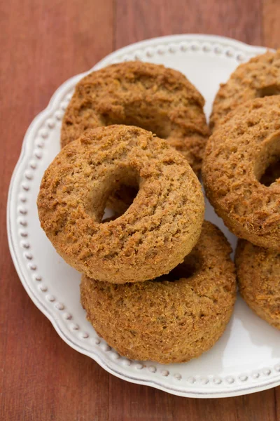 Biscuits à la cannelle sur assiette — Photo