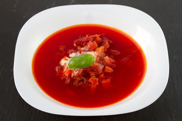 Zuppa di barbabietole in piatto bianco — Foto Stock