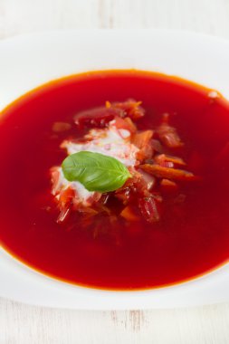 Beyaz tabakta pancar çorbası.