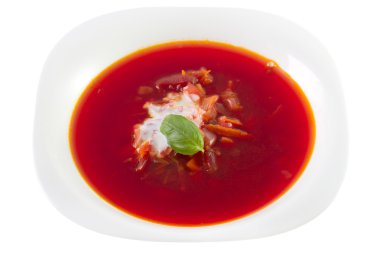 Beyaz tabakta pancar çorbası.