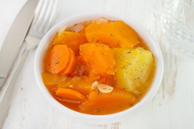 Beyaz tabak haşlanmış sebze