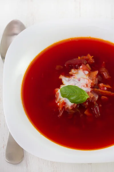 Zuppa di barbabietole in piatto bianco — Foto Stock