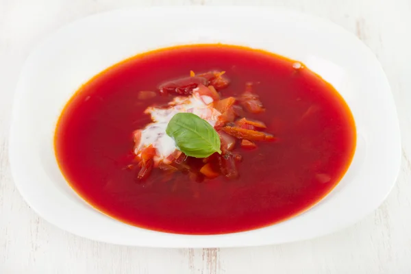 Zuppa di barbabietole in piatto bianco — Foto Stock