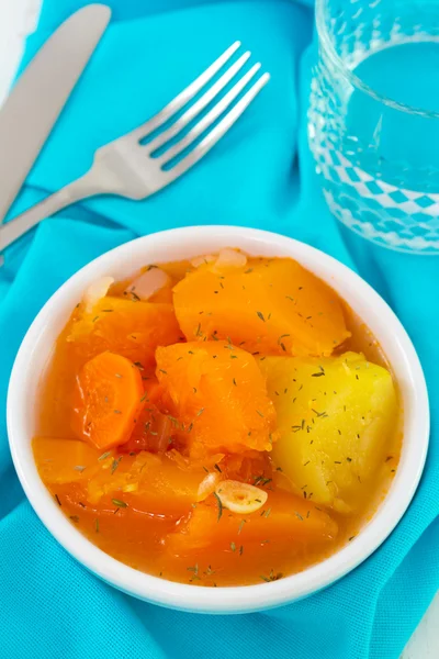 Verduras hervidas en plato blanco — Foto de Stock