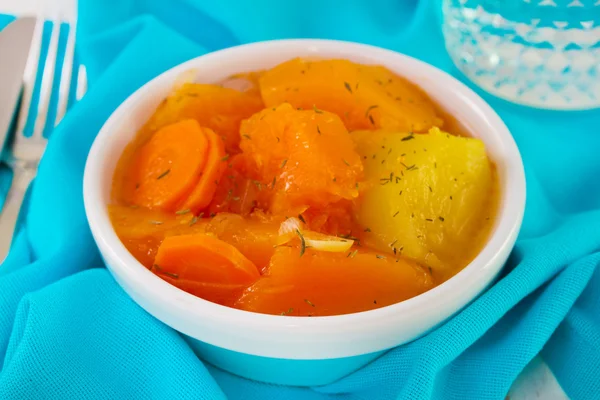 Verduras hervidas en plato blanco — Foto de Stock