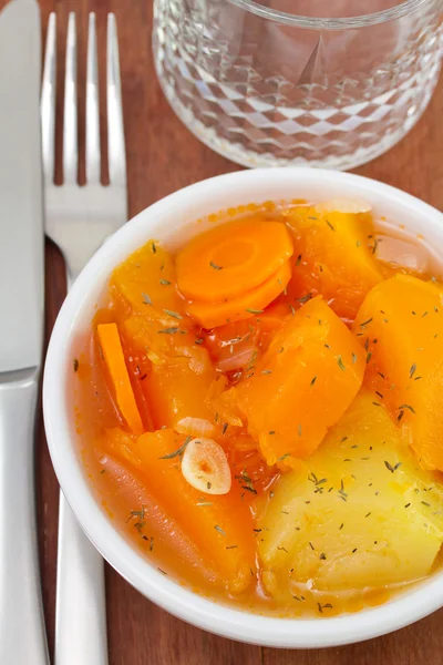 Sayuran rebus dalam hidangan putih — Stok Foto