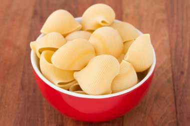 kırmızı bir kapta makarna