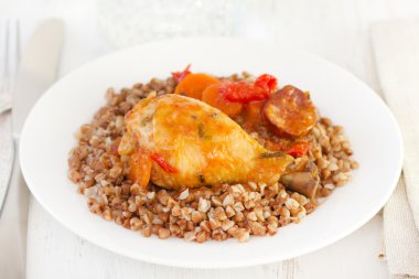 buğday ve sos plaka ile tavuk