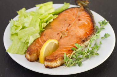 Beyaz tabak salata somon